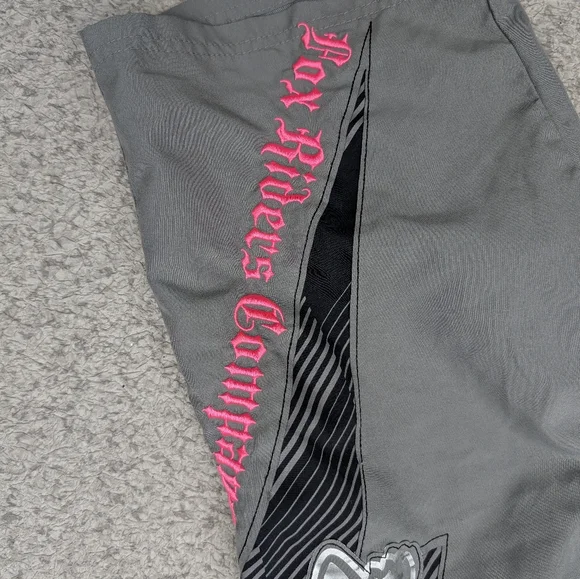 Fox Gray and Pink Cargo Shorts with Stylish Accents - Picture 5 of 9